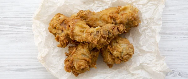 Beyaz ahşap arka plan üzerinde kızarmış tavuk baget, havai 