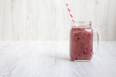 Muz, siyah frenk üzümü, hindistan cevizi m dolu Mason cam kavanoz kupa