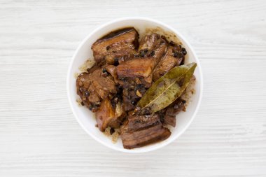 Beyaz ahşap arka plan üzerinde Ev yapımı Filipinli Adobo Domuz, üst v