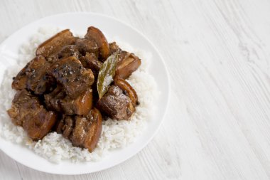 Whi üzerinde beyaz bir tabak üzerinde pirinç ile Ev yapımı Filipinli Adobo Domuz