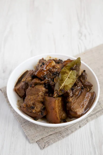 Zelfgemaakte Filipijnse Adobo varkensvlees op een witte houten achtergrond, zijkant — Stockfoto