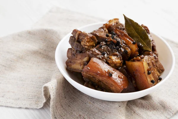 Maiale Filippino Fatto Casa Adobo Una Ciotola Bianca Vista Laterale — Foto Stock