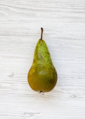 Beyaz ahşap bir yüzey üzerinde olgun armut, üst görünümü. Yukarıdan, overh