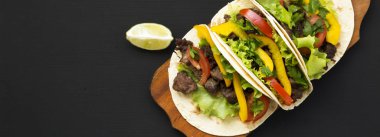 Sığır tacoları. Siyah arka plan üzerinde mısır tortilla, havai görünüm.