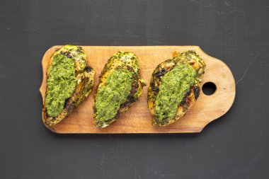 Bir rustik ahşap tahta üzerinde ızgara chimichurri tavuk göğsü