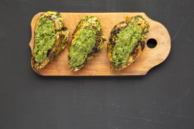 Bir rustik ahşap tahta üzerinde ızgara chimichurri tavuk göğsü