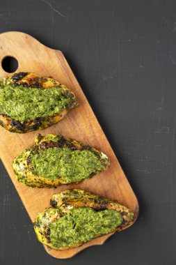 Üst görünüm, ızgara chimichurri tavuk göğsü rustik ahşap 