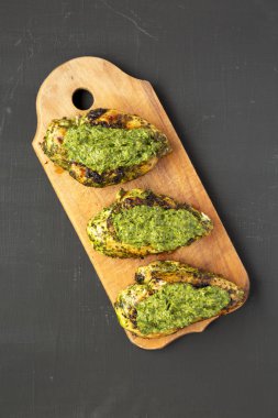 Bir rustik ahşap tahta üzerinde ızgara chimichurri tavuk göğsü