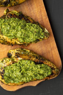 Bir rustik ahşap tahta üzerinde ızgara chimichurri tavuk göğsü