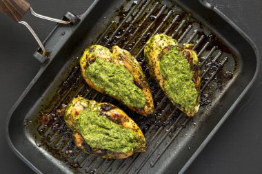 Izgara chimichurri tavuk göğsü siyah bir ızgara tavada 