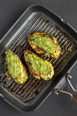 Izgara chimichurri tavuk göğsü siyah bir ızgara tavada 