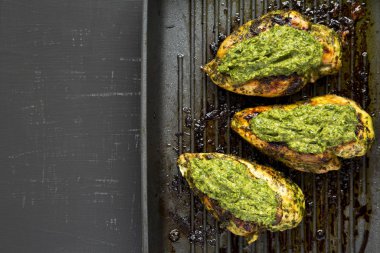 Izgara chimichurri tavuk göğsü siyah bir ızgara tavada 