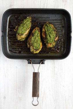 Bir ızgara tavada ev yapımı pişmiş chimichurri tavuk göğsü, vi