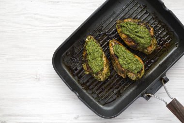 Bir ızgara tavada ev yapımı pişmiş chimichurri tavuk göğsü, için