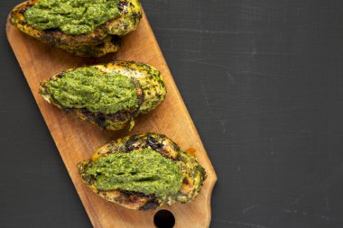 Bir rustik ahşap tahta üzerinde ızgara chimichurri tavuk göğsü