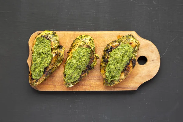 Bir rustik ahşap tahta üzerinde ızgara chimichurri tavuk göğsü