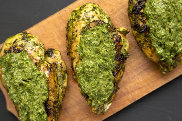 Bir rustik ahşap tahta üzerinde ızgara chimichurri tavuk göğsü
