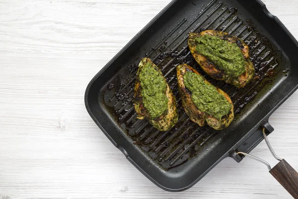 Bir ızgara tavada ev yapımı pişmiş chimichurri tavuk göğsü, için