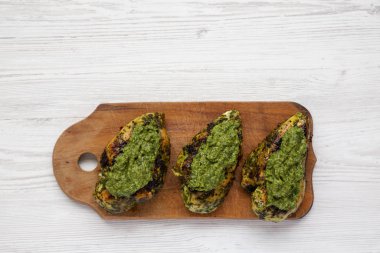 Bir rustik ahşap tahta üzerinde ızgara chimichurri tavuk göğsü