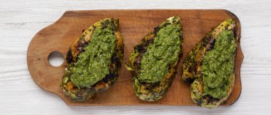 Bir rustik ahşap tahta üzerinde ızgara chimichurri tavuk göğsü