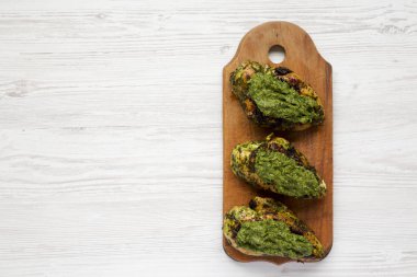 Bir rustik ahşap tahta üzerinde ızgara chimichurri tavuk göğsü