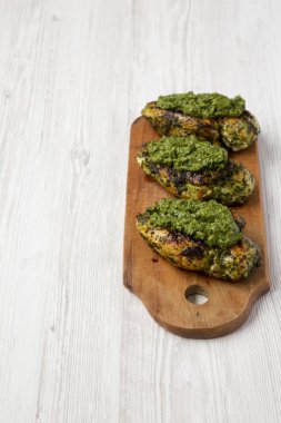 Bir rustik ahşap tahta üzerinde ızgara chimichurri tavuk göğsü