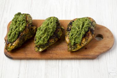 Bir rustik ahşap tahta üzerinde ızgara chimichurri tavuk göğsü