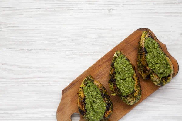 Bir rustik ahşap tahta üzerinde ızgara chimichurri tavuk göğsü