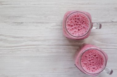 Cam kavanoz kupaları ahududu smoothie, havai görünümü. Düz yatıyordu, f