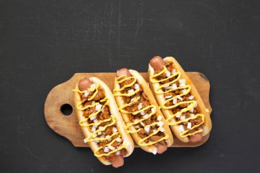 Bir b üzerinde rustik ahşap tahta üzerinde Ev yapımı Detroit tarzı biber köpek