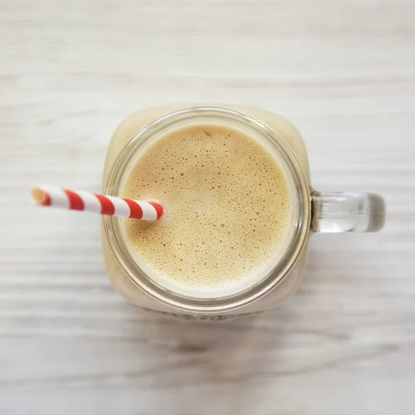 Kacang mentega smoothie pisang dalam botol kaca pada t kayu putih — Stok Foto