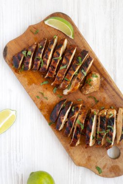 Bir wh üzerinde rustik ahşap tahta üzerinde ızgara chipotle tavuk göğsü