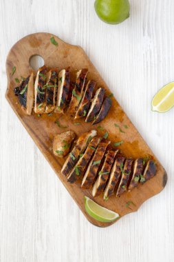 Bir wh üzerinde rustik ahşap tahta üzerinde ızgara chipotle tavuk göğsü