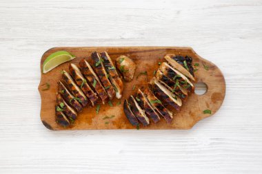 Bir wh üzerinde rustik ahşap tahta üzerinde ızgara chipotle tavuk göğsü