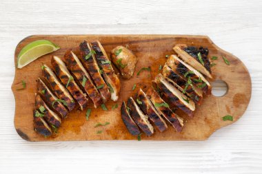 Bir wh üzerinde rustik ahşap tahta üzerinde ızgara chipotle tavuk göğsü