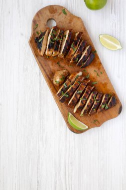 Bir wh üzerinde rustik ahşap tahta üzerinde ızgara chipotle tavuk göğsü