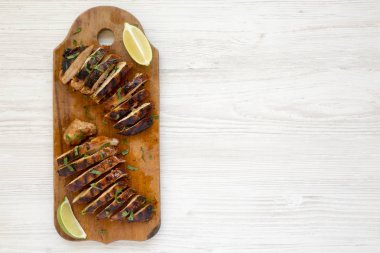 Bir wh üzerinde rustik ahşap tahta üzerinde ızgara chipotle tavuk göğsü