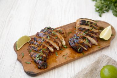 Bir wh üzerinde rustik ahşap tahta üzerinde ızgara chipotle tavuk göğsü