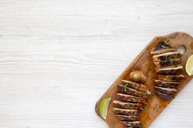 Bir wh üzerinde rustik ahşap tahta üzerinde ızgara chipotle tavuk göğsü