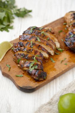 Bir wh üzerinde rustik ahşap tahta üzerinde ızgara chipotle tavuk göğsü