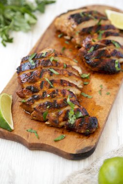 Bir wh üzerinde rustik ahşap tahta üzerinde ızgara chipotle tavuk göğsü