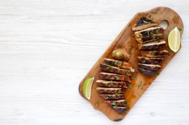 Bir wh üzerinde rustik ahşap tahta üzerinde ızgara chipotle tavuk göğsü