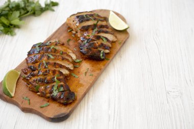 Bir wh üzerinde rustik ahşap tahta üzerinde ızgara chipotle tavuk göğsü