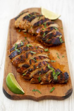 Bir wh üzerinde rustik ahşap tahta üzerinde ızgara chipotle tavuk göğsü