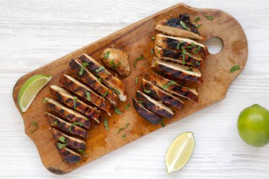 Bir wh üzerinde rustik ahşap tahta üzerinde ızgara chipotle tavuk göğsü