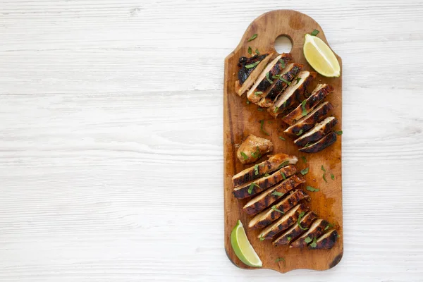 Bir wh üzerinde rustik ahşap tahta üzerinde ızgara chipotle tavuk göğsü