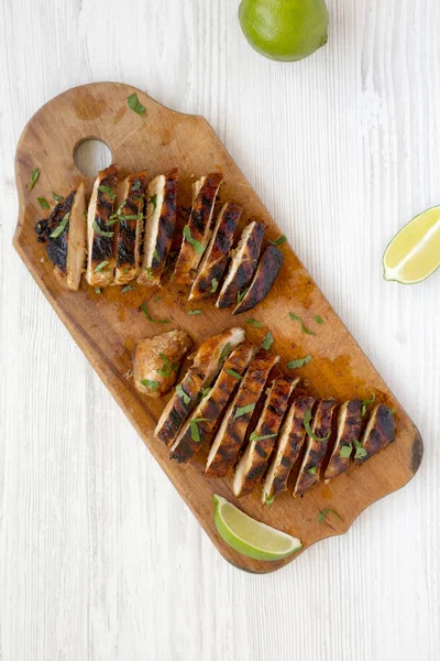 Bir wh üzerinde rustik ahşap tahta üzerinde ızgara chipotle tavuk göğsü