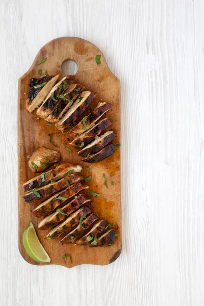 Bir wh üzerinde rustik ahşap tahta üzerinde ızgara chipotle tavuk göğsü