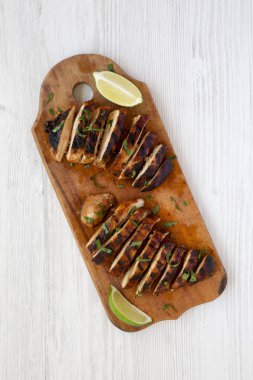 Bir wh üzerinde rustik ahşap tahta üzerinde ızgara chipotle tavuk göğsü