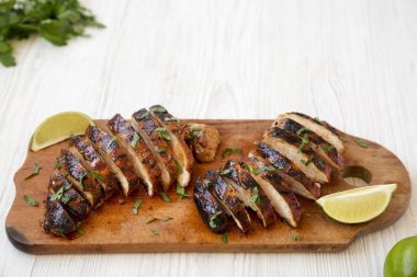 Bir wh üzerinde rustik ahşap tahta üzerinde ızgara chipotle tavuk göğsü